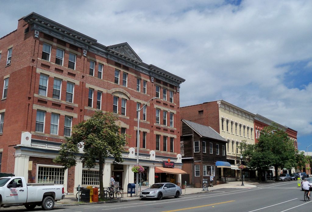 1599px-Downtown_Amherst_6