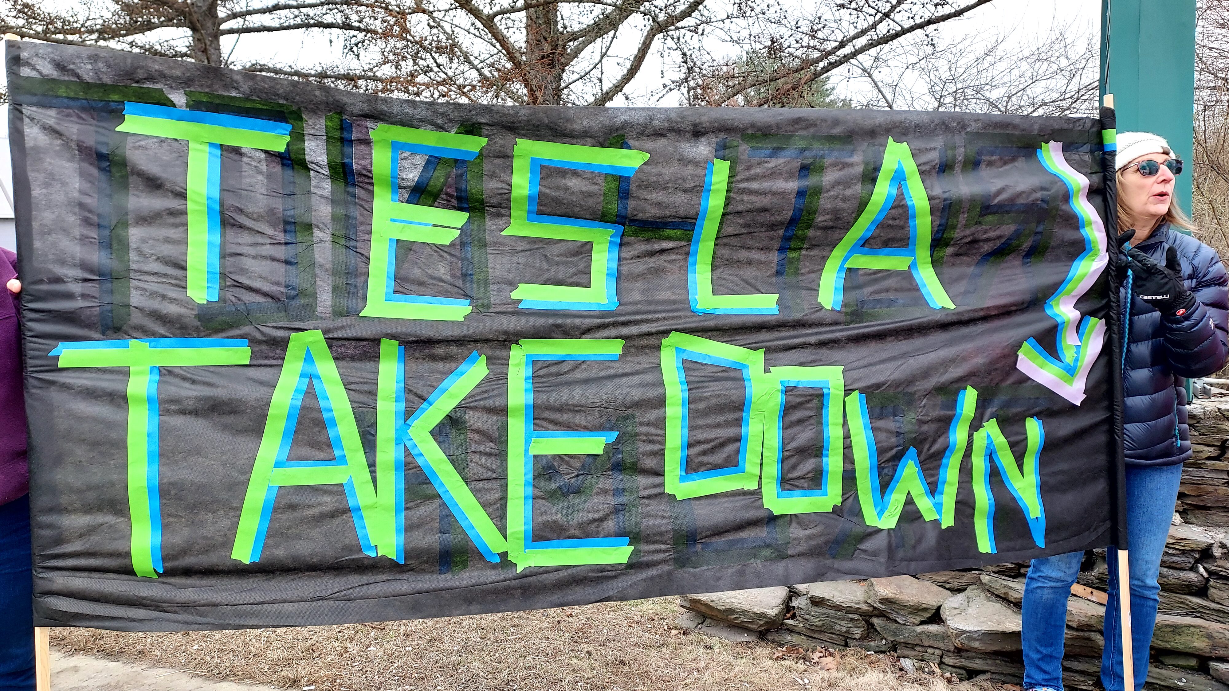 Photos of the Week: Tesla Takedown in Hadley