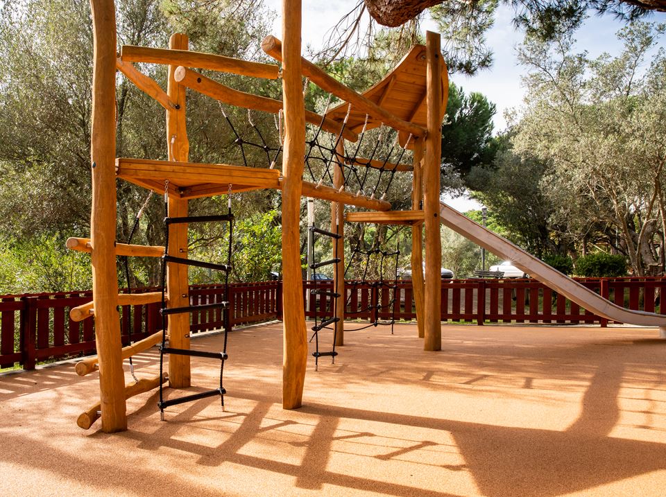 School Building Committee Prefers Corkeen but Makes No Decision on Playground Surface